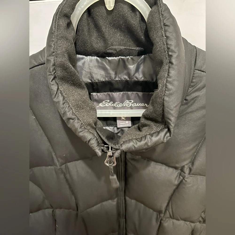 NWT Eddie Bauer women’s medium black classic down puffer vest w/adjustable snaps - Picture 5 of 9